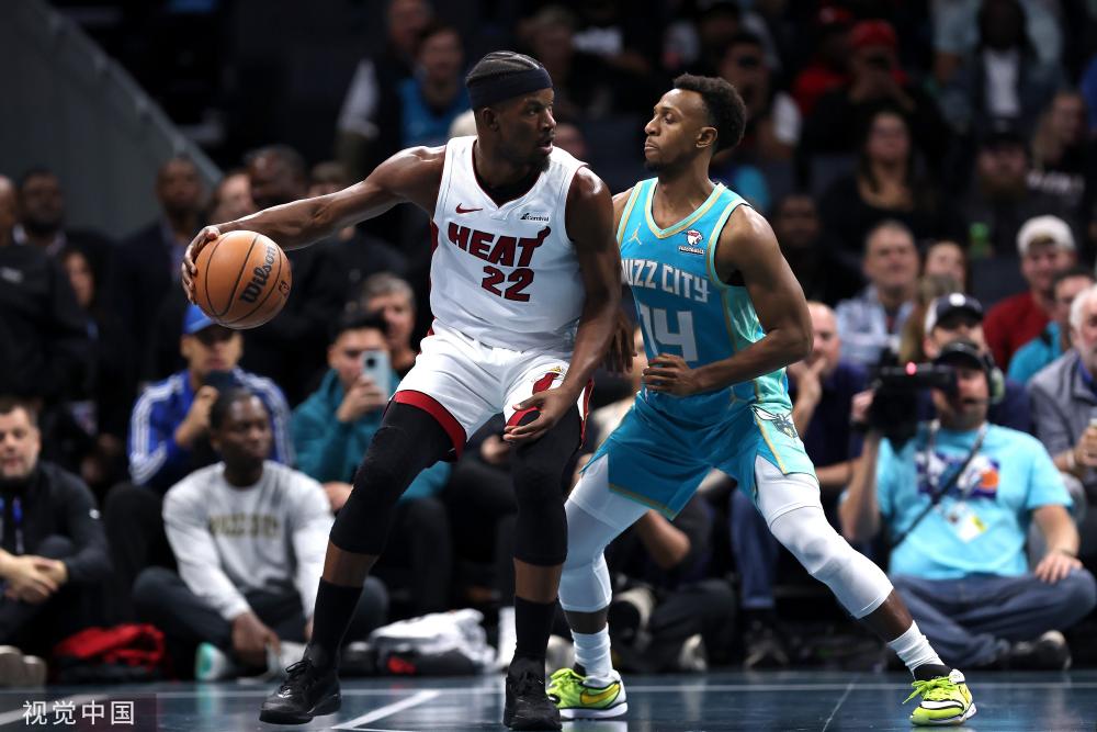 他教导球员 他教导球员